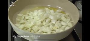 【翻译食谱】芝士泡菜土豆泥墨西哥卷饼的做法 步骤2
