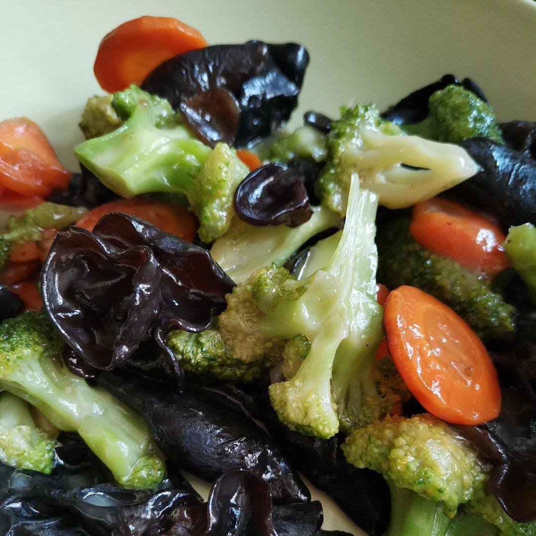 西兰花胡萝卜炒黑木耳