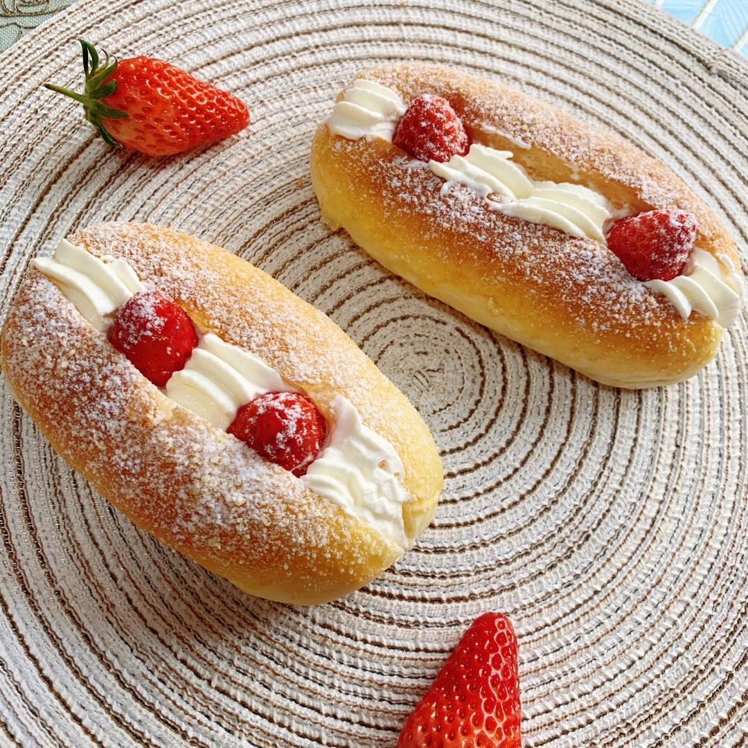 宇溪麻麻做的草莓甜心面包酸奶奶油霜