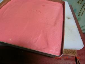 加了红丝绒的红色蛋糕卷的做法 步骤19