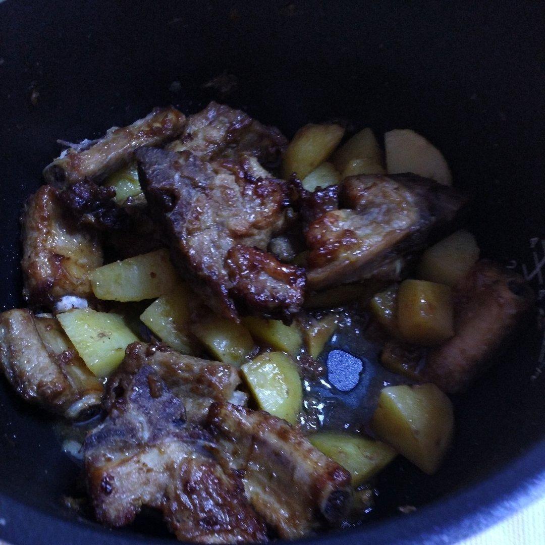 香酥排骨蒸土豆