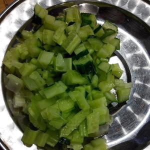 五行蔬菜炒米饭的做法 步骤3