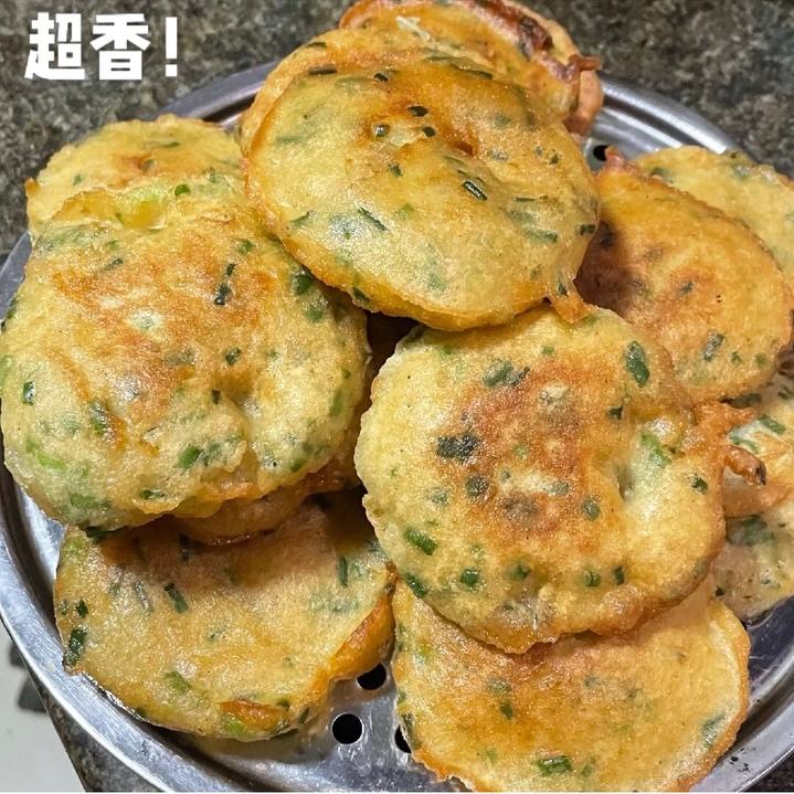 😋小屁孩们停不下来的炸葱油饼👀