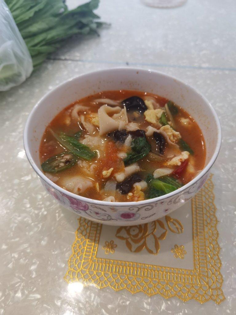 面片汤，面片爽滑筋道又柔软，汤汁鲜美