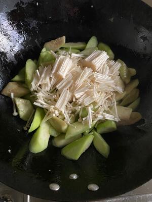 夏季减脂美食😎清爽滑嫩🥢丝瓜滑菇的做法 步骤3