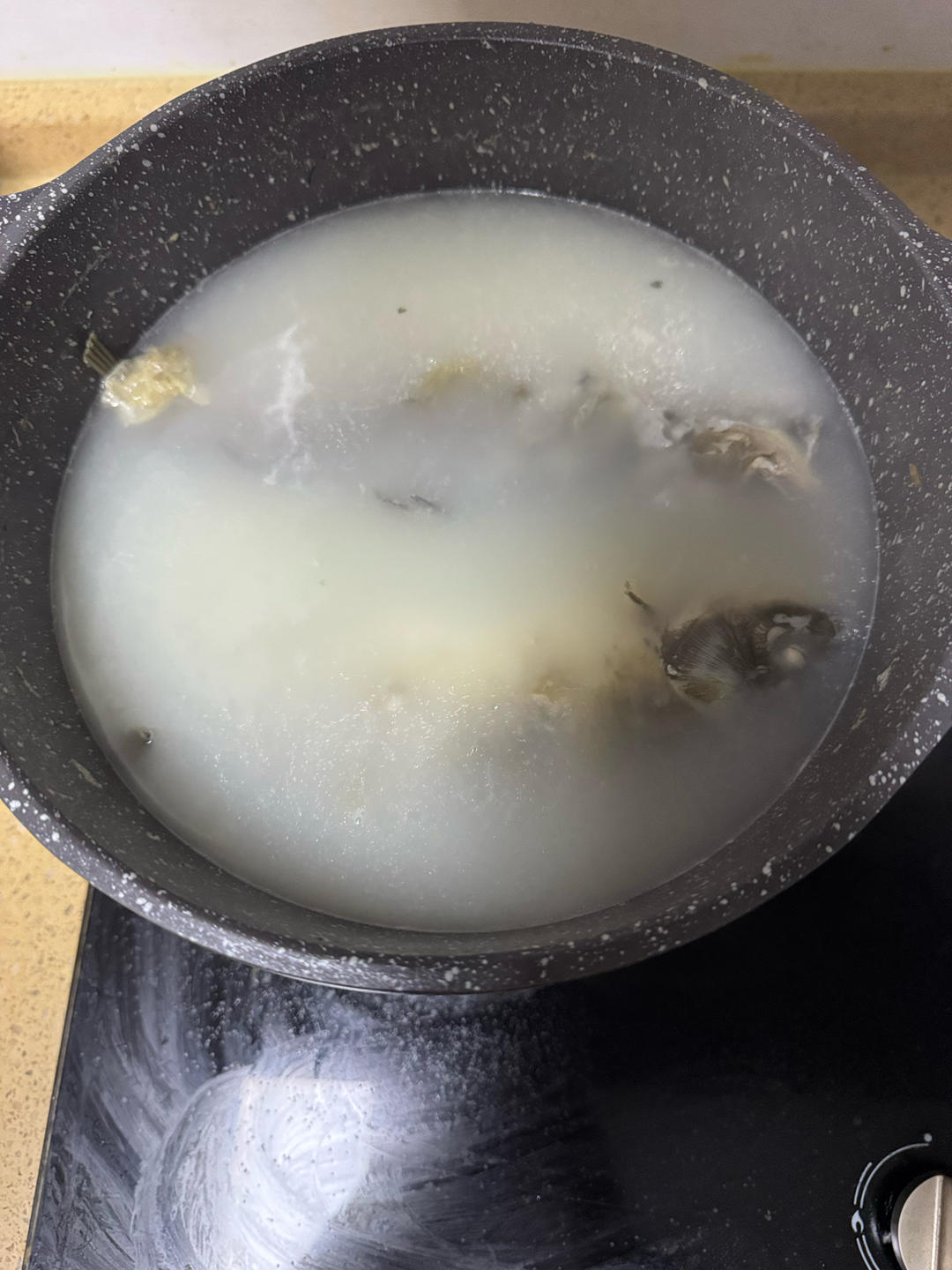 清炖鲫鱼汤 三个关键步骤让你轻松炖出汤浓味鲜色白似奶的鲫鱼汤