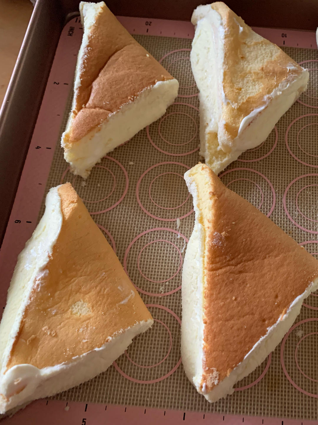 熬了5天5夜 终于把芝士奶角蛋糕做出来了 不开裂 冰淇淋口感