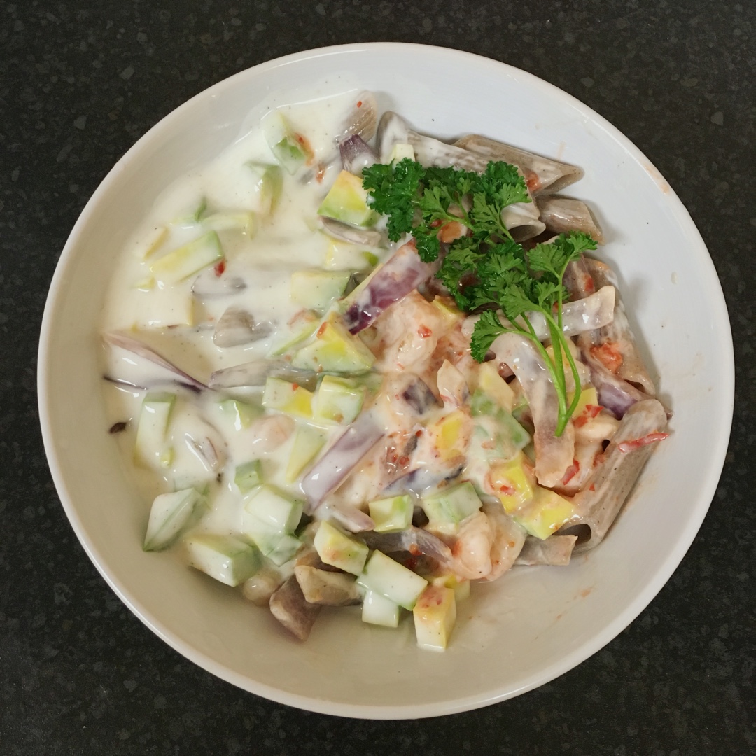 无油版通心粉——牛油果酸奶酱配辣味虾