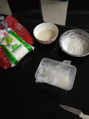 脆皮炸牛奶的做法 步骤1