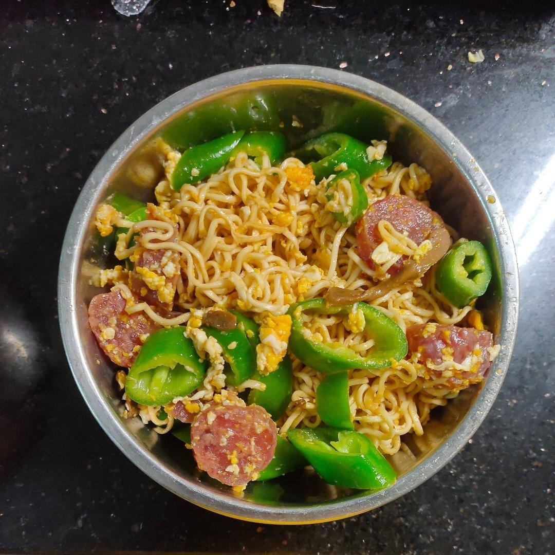 香肠鸡蛋炒面