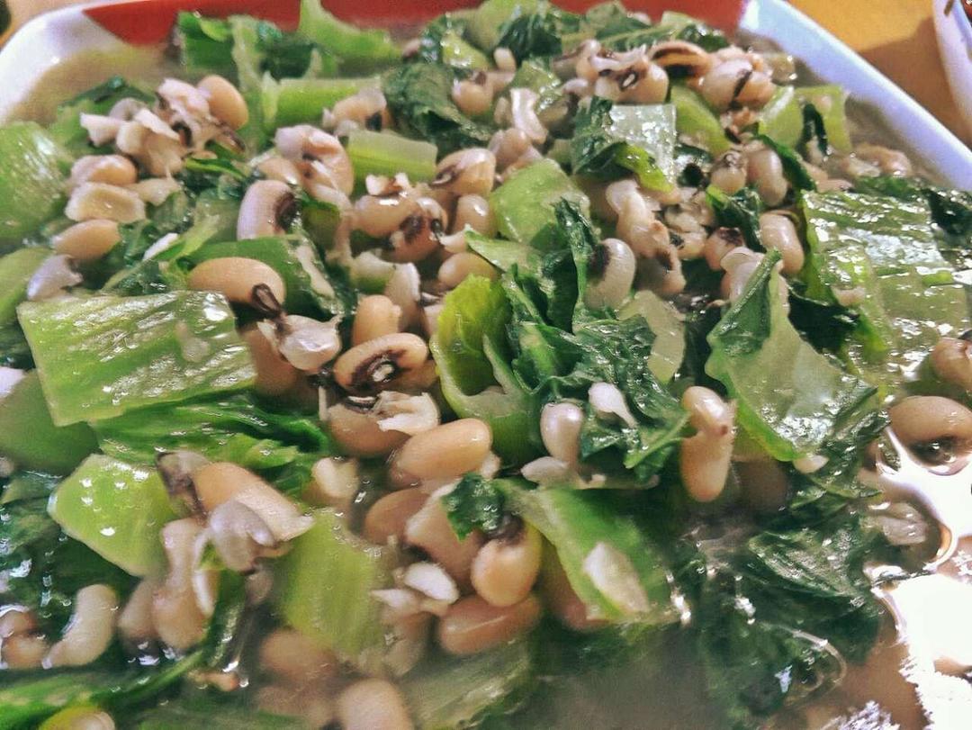 芥蓝炒饭豆的做法饭豆提前用水煮烂或高压锅加水压熟,芥菜分杆和叶