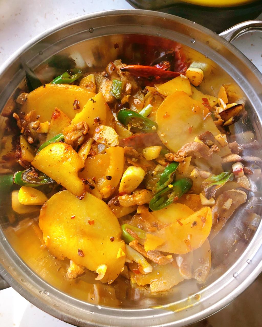 五花肉干煸土豆片