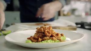 [Jamie Oliver]炸鱿鱼配牛油果泥Crispy Squid & Smashed Avocado的做法 步骤12