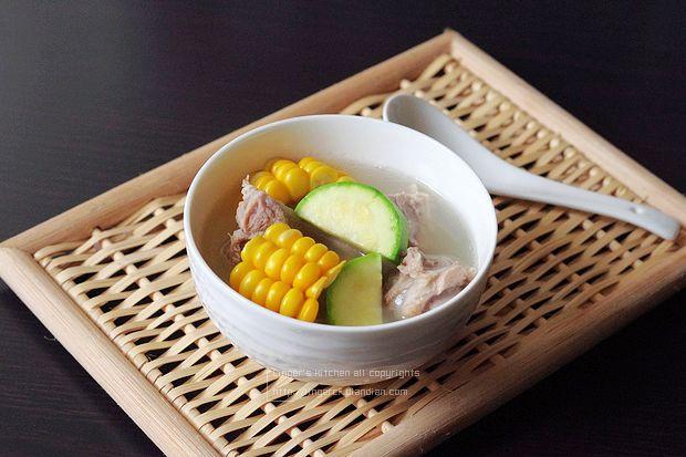 西葫芦玉米排骨汤的做法