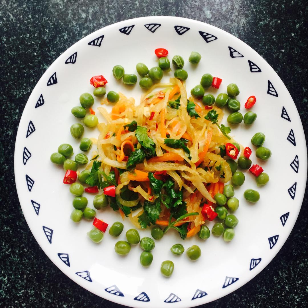 凉拌苤蓝丝豌豆粒