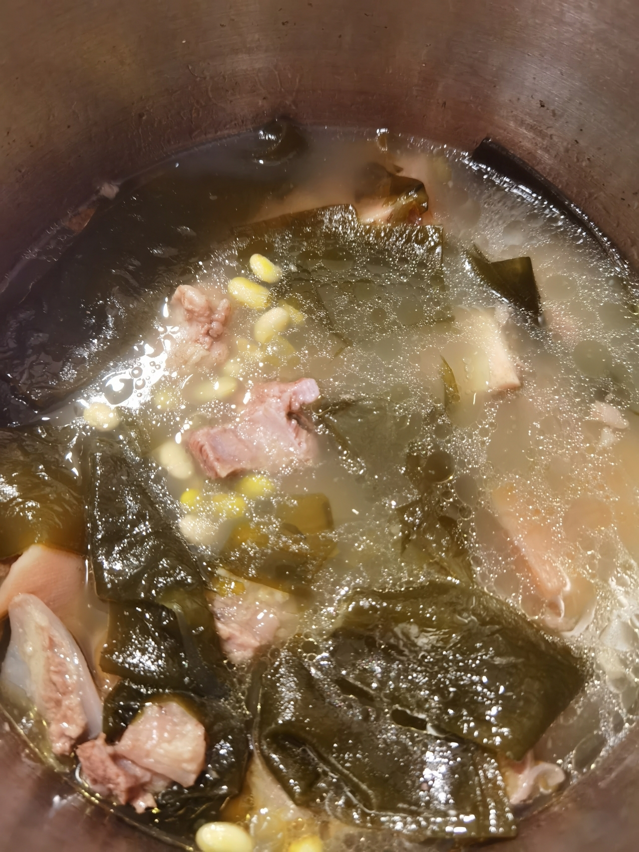 黄豆海带莲藕猪骨汤的做法