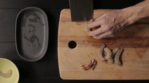 土豆泥鲜虾球 | 爸爸厨房 VOL . 68--土豆、面粉、鸡蛋、面包糠、鲜虾的做法 步骤7
