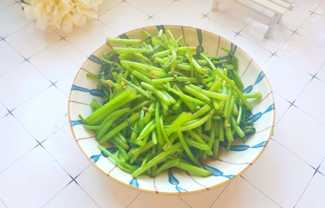 比饭店点的还好吃的5分钟就能搞定的蚝油炒茼蒿的做法