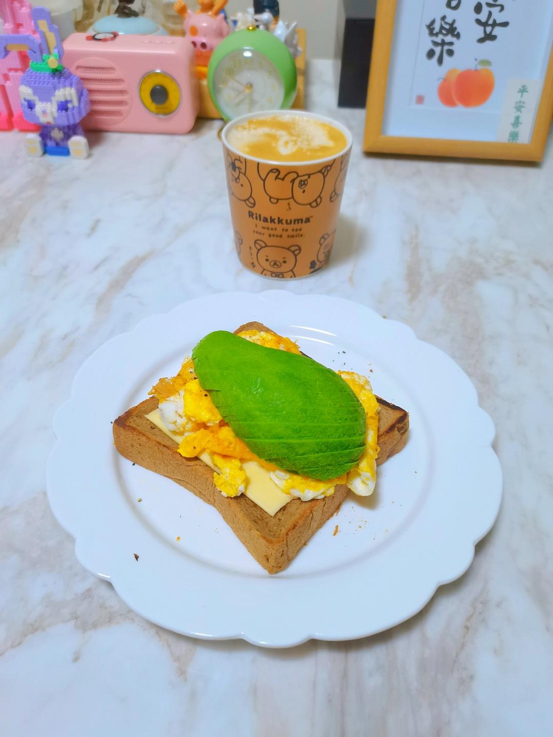 轻食早餐--滑蛋牛油果吐司