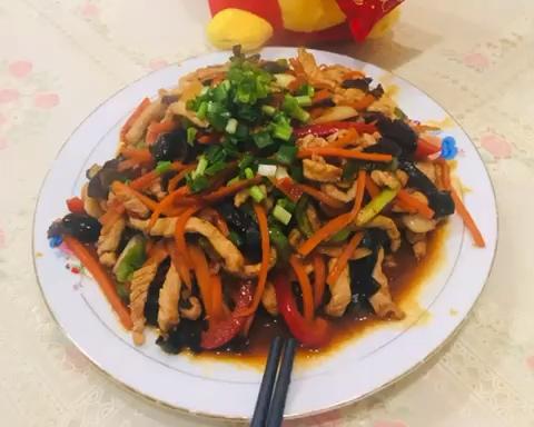 （酸甜口味的鱼香肉丝）非常适合小孩子和不喜欢吃辣的人群，往下看附香辣版做法的做法