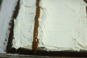 蜂蜜焦糖白巧克力卷的做法 步骤17