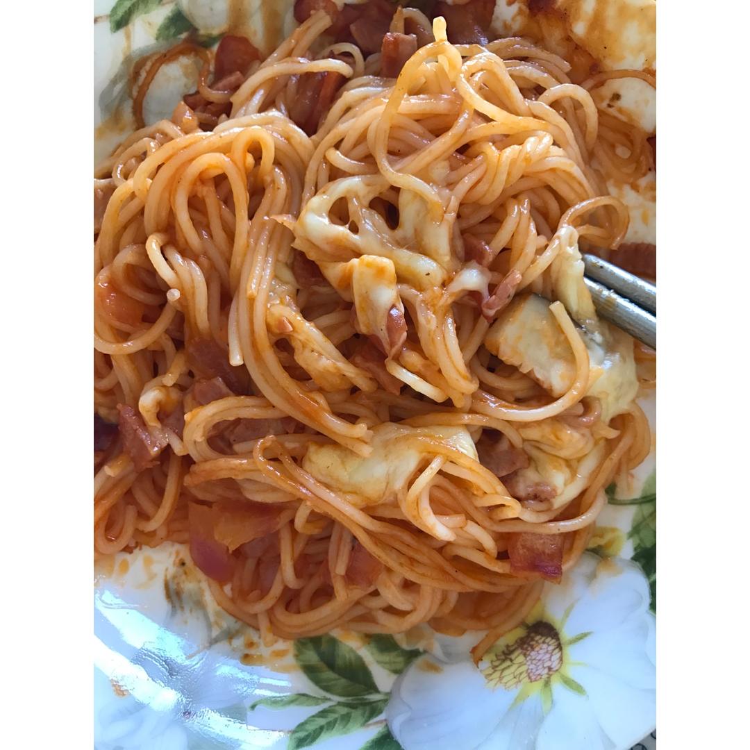 番茄洋葱培根意面