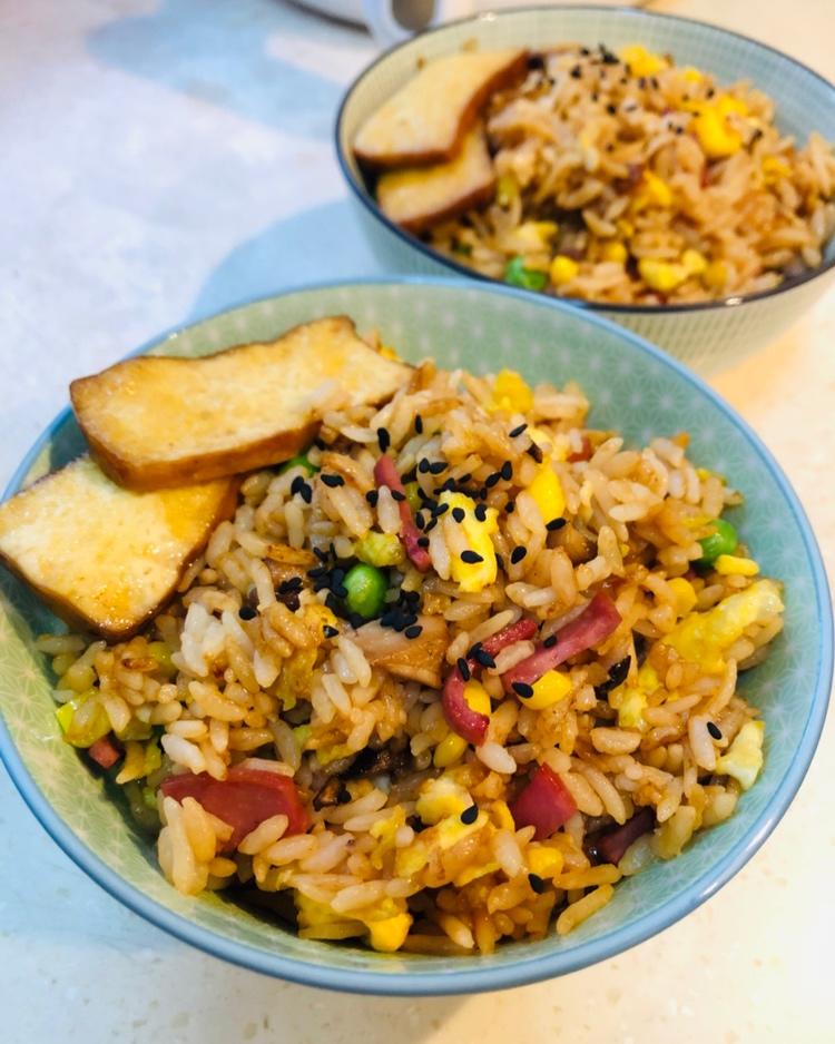 【鲜虾酱油炒饭】