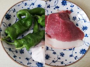 【家常菜】超嫩辣椒炒肉的做法 步骤1