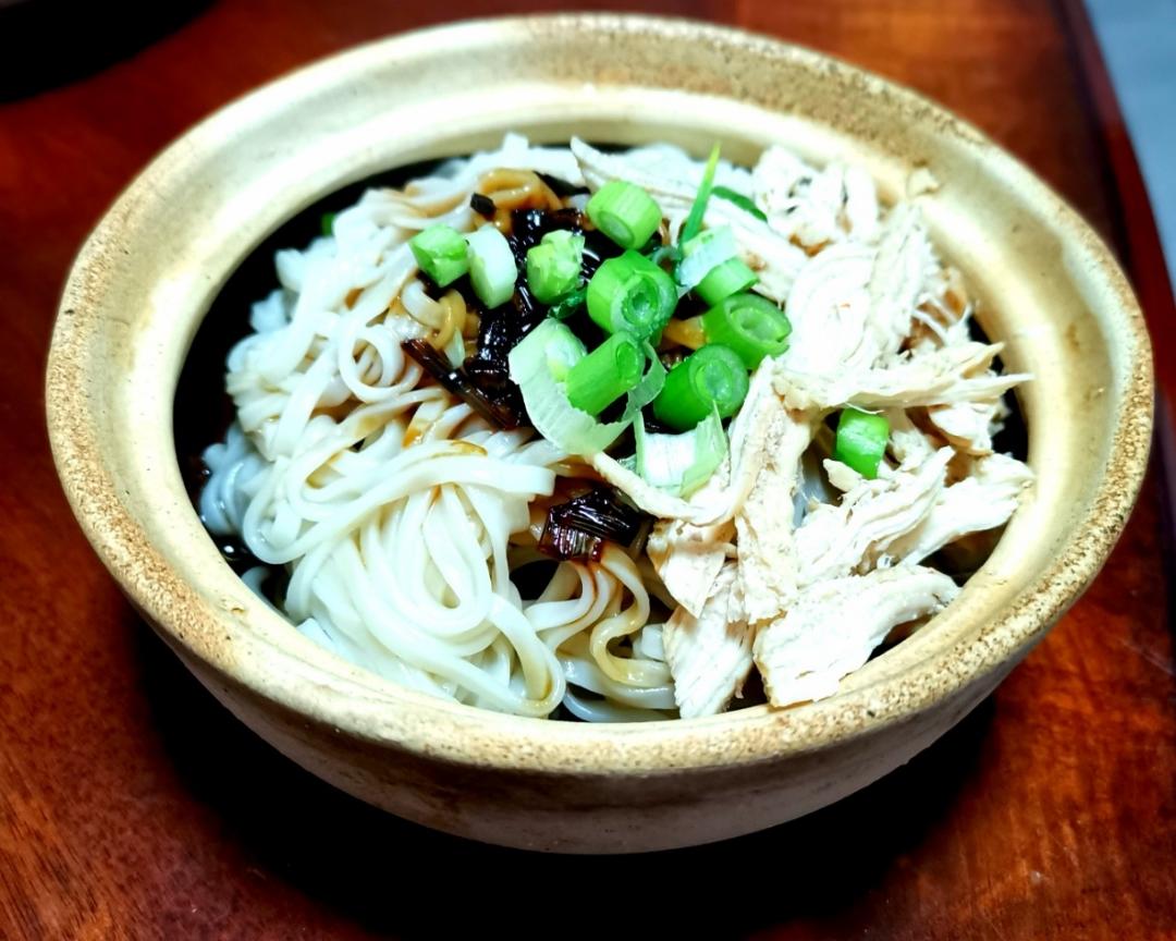 石头的鸡丝葱油面的做法