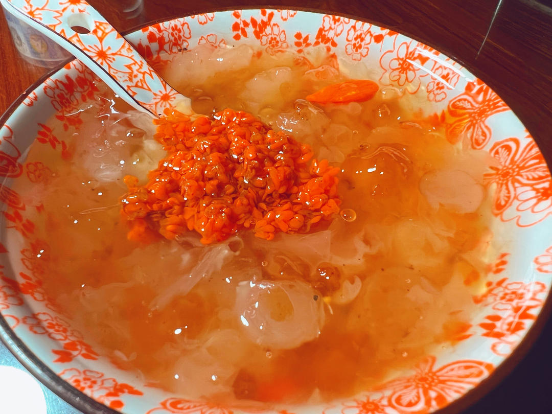 桃胶皂角米银耳雪燕羹