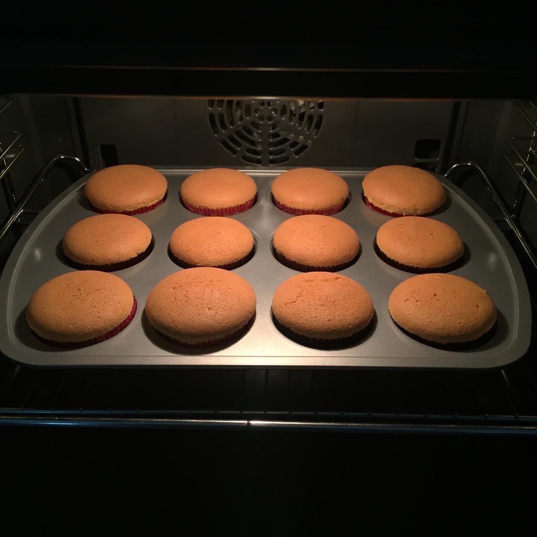 戚风杯子蛋糕^_^不开裂不回缩喔～
