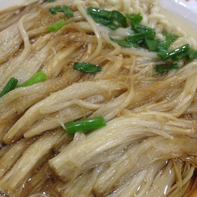 葱油金针菇——10分钟快手菜，你绝对不能错过的美味~