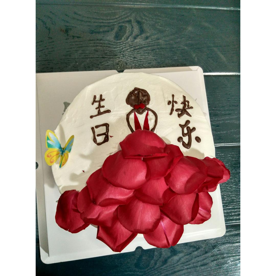 玫瑰花瓣生日蛋糕