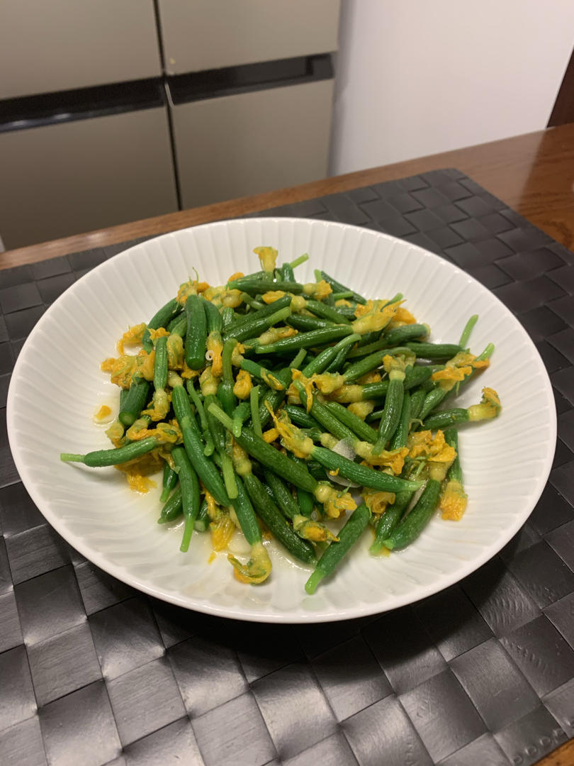 上古的云做的清炒顶花小黄瓜