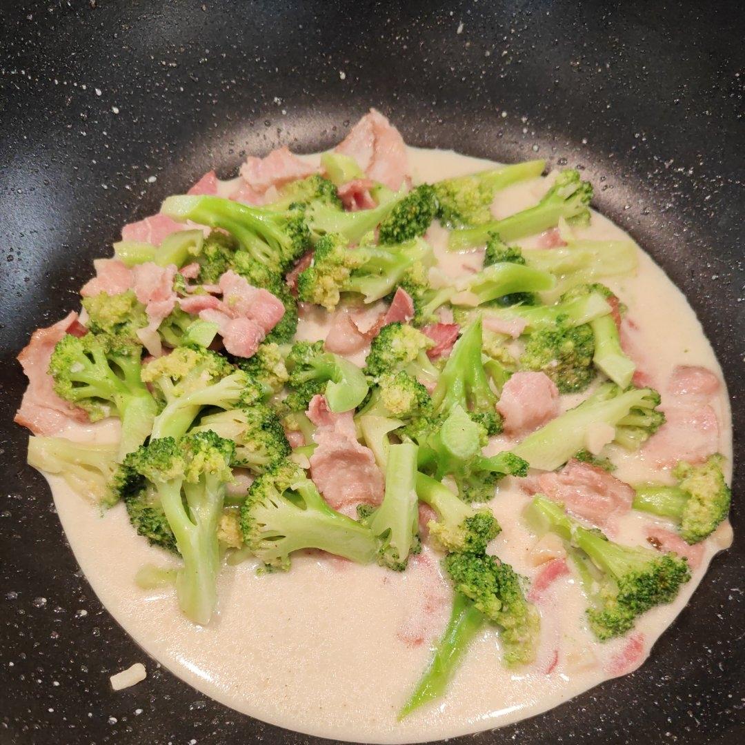 培根奶汁烩西兰花