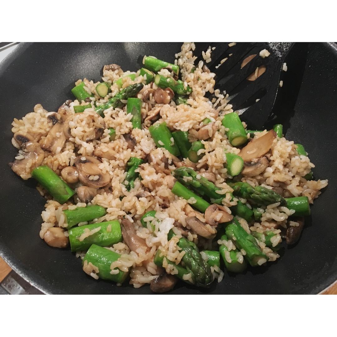芦笋炒蘑菇