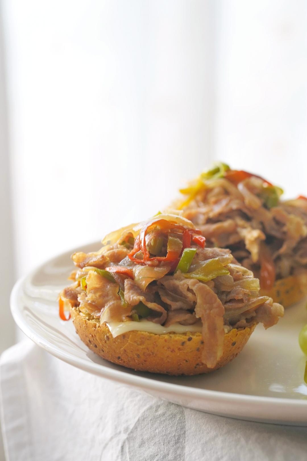 洋葱肥牛贝果三明治