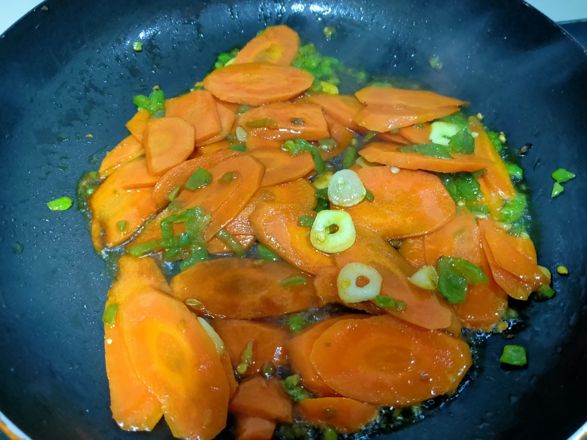 超下饭的简单家常菜—胡萝卜炒香肠的做法 步骤7