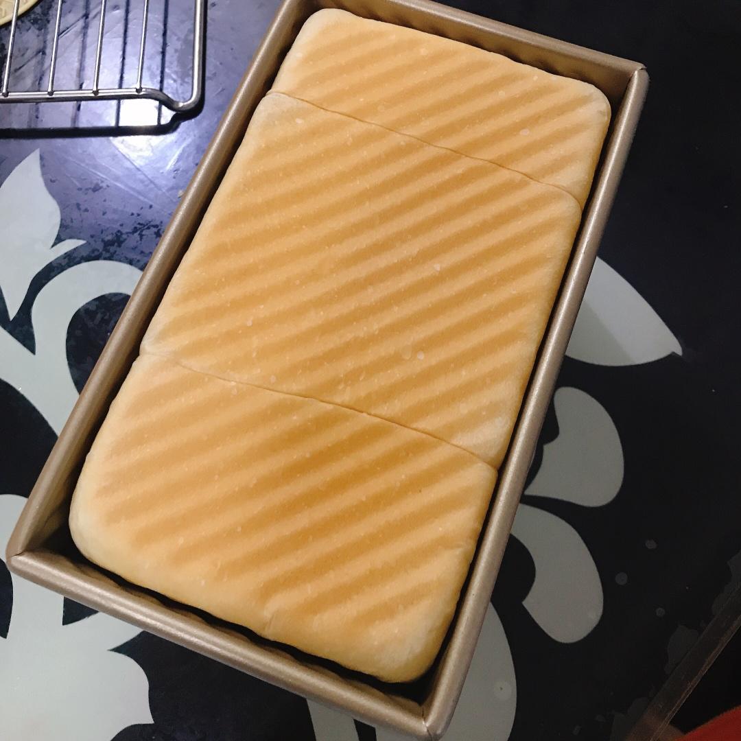 用烤箱自己做面包--手工牛奶吐司面包