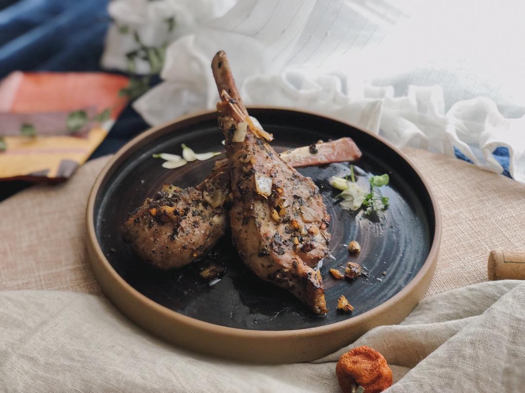 香喷喷的煎羊排