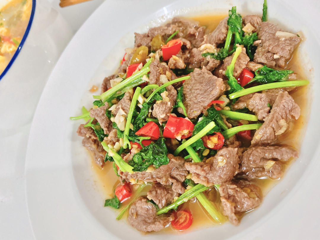 〈小炒黄牛肉〉，这个太好吃了。欣小厨 😉