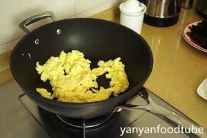 蒜薹炒木耳 Woodear Mushroom with Garlic and Egg的做法 步骤2