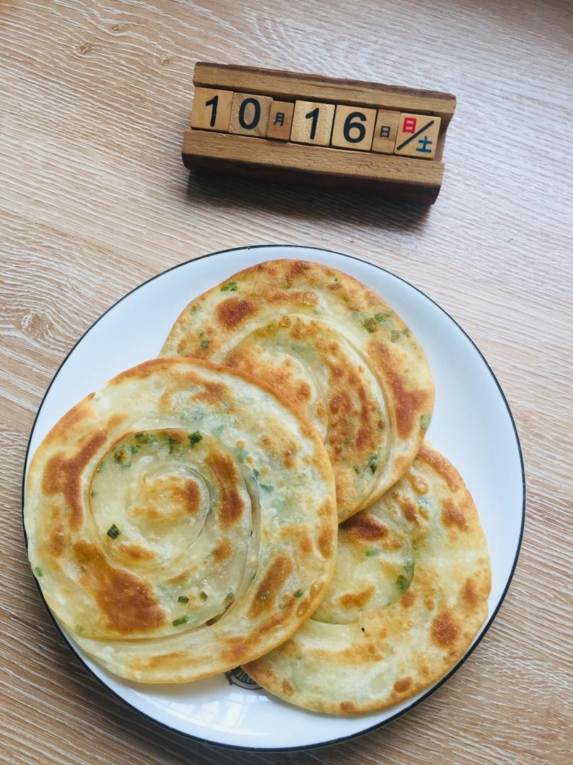 【葱油饼】假期好好做早餐，4步吃上香脆葱油饼！