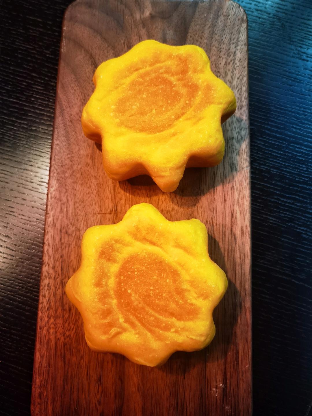 烤了一盘花儿~八角南瓜大鼓面包