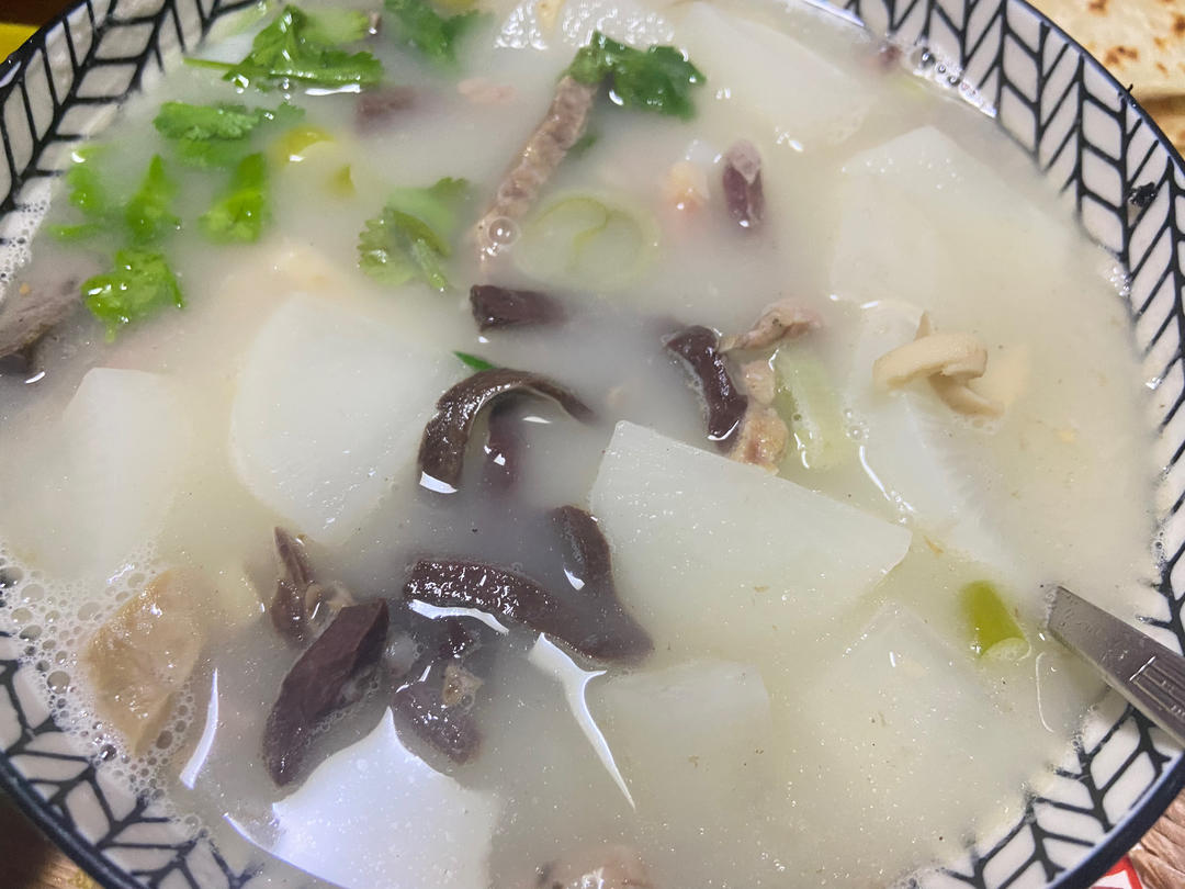 奶白色！羊头肉羊杂白萝卜粉丝汤