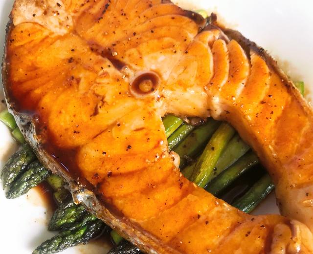 黑胡椒香煎三文鱼的做法