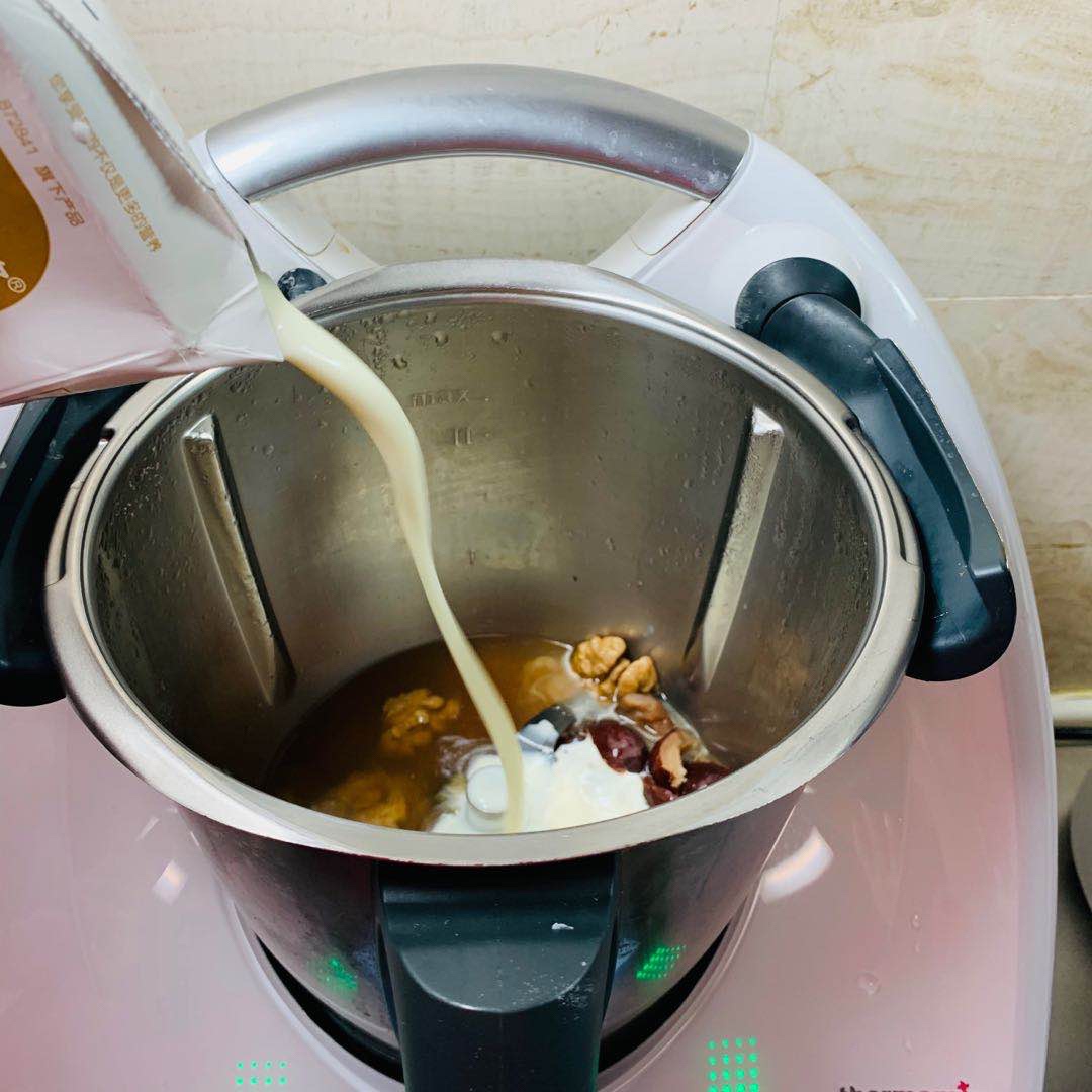 核桃红枣牛奶热饮的做法 步骤2