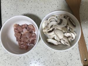 鸡粒蘑菇忌廉汤的做法 步骤1