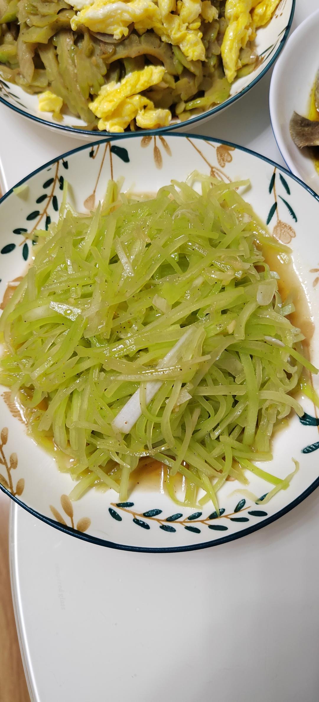 凉拌莴笋丝，千万别焯水，这样做更爽脆