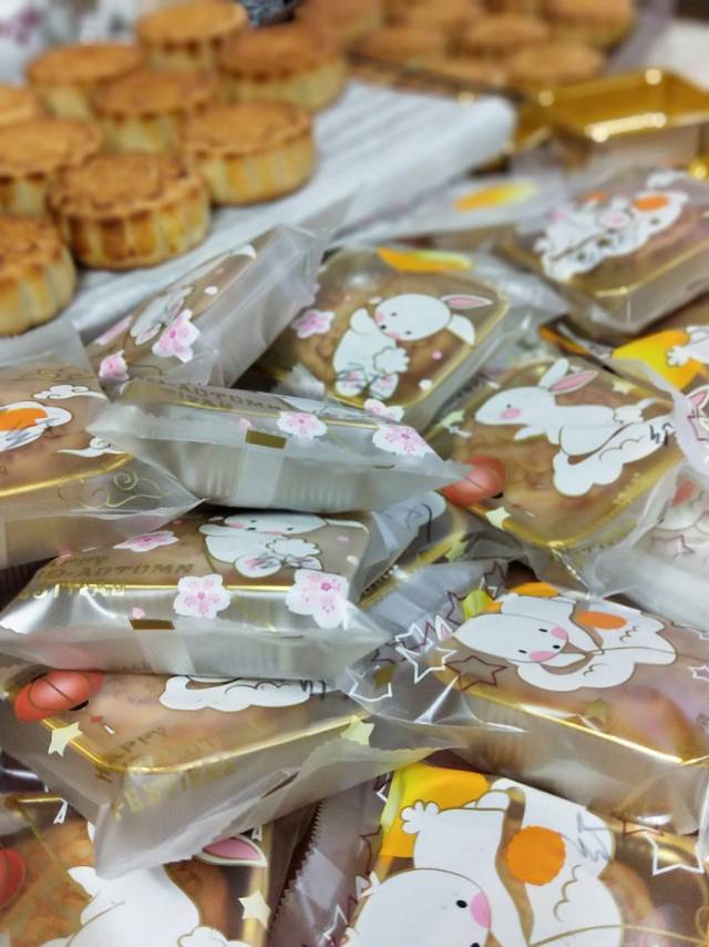 广式月饼—蛋黄莲蓉月饼